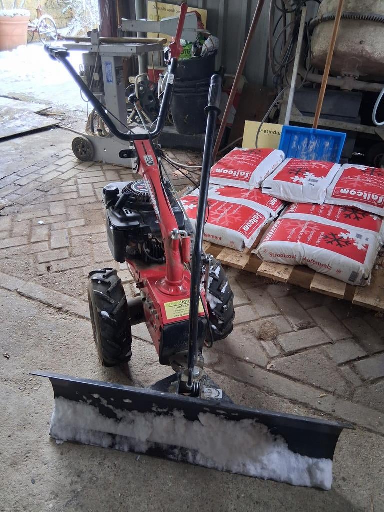 Zo goed als nieuwe sneeuwschuif met B&S motor, Ophalen, Zo goed als nieuw