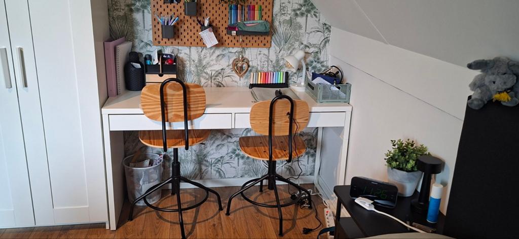 Wit bureau met 2 laden en 2 verstelbare bureaustoelen, Huis en Inrichting, Ophalen of Verzenden, Gebruikt