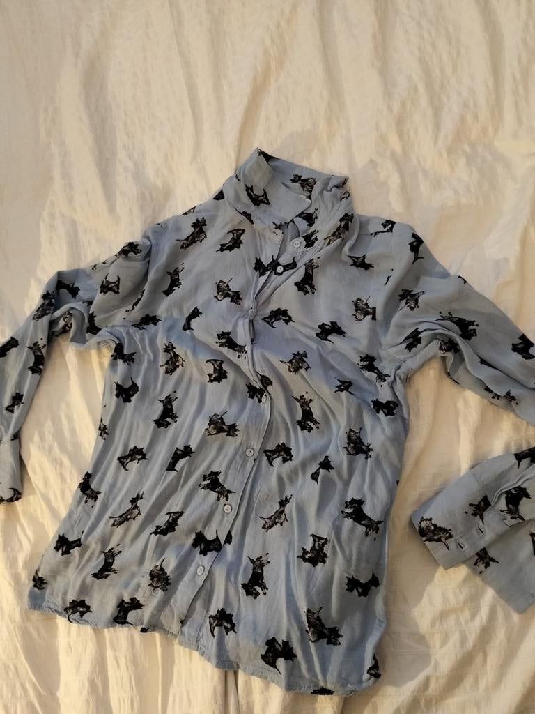 Lichte blauwe blouse met zwarte hondje S, Ophalen of Verzenden, Zo goed als nieuw, Zwart