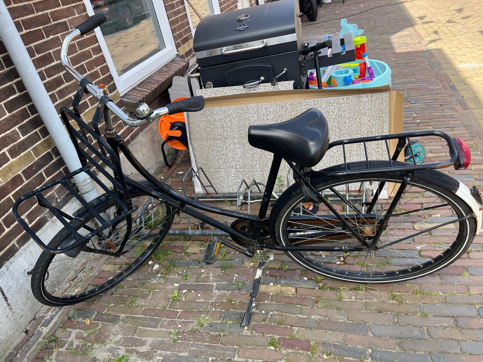 Zwarte Omafiets met lekke band (voor), Ophalen, Terugtraprem, Handrem, 53 tot 56 cm