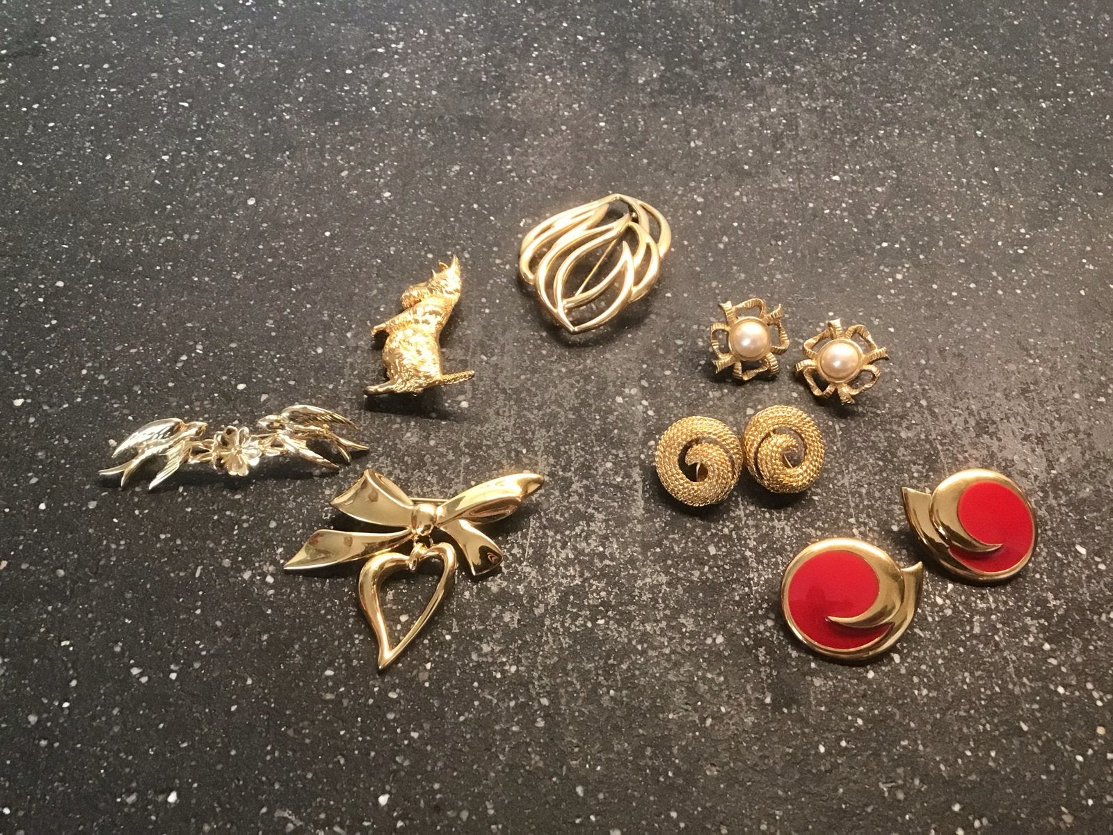 Vintage Monet sieraden: vergulde oorbellen en broches, Overige materialen, 4 tot 7 cm, Gebruikt, Ophalen of Verzenden
