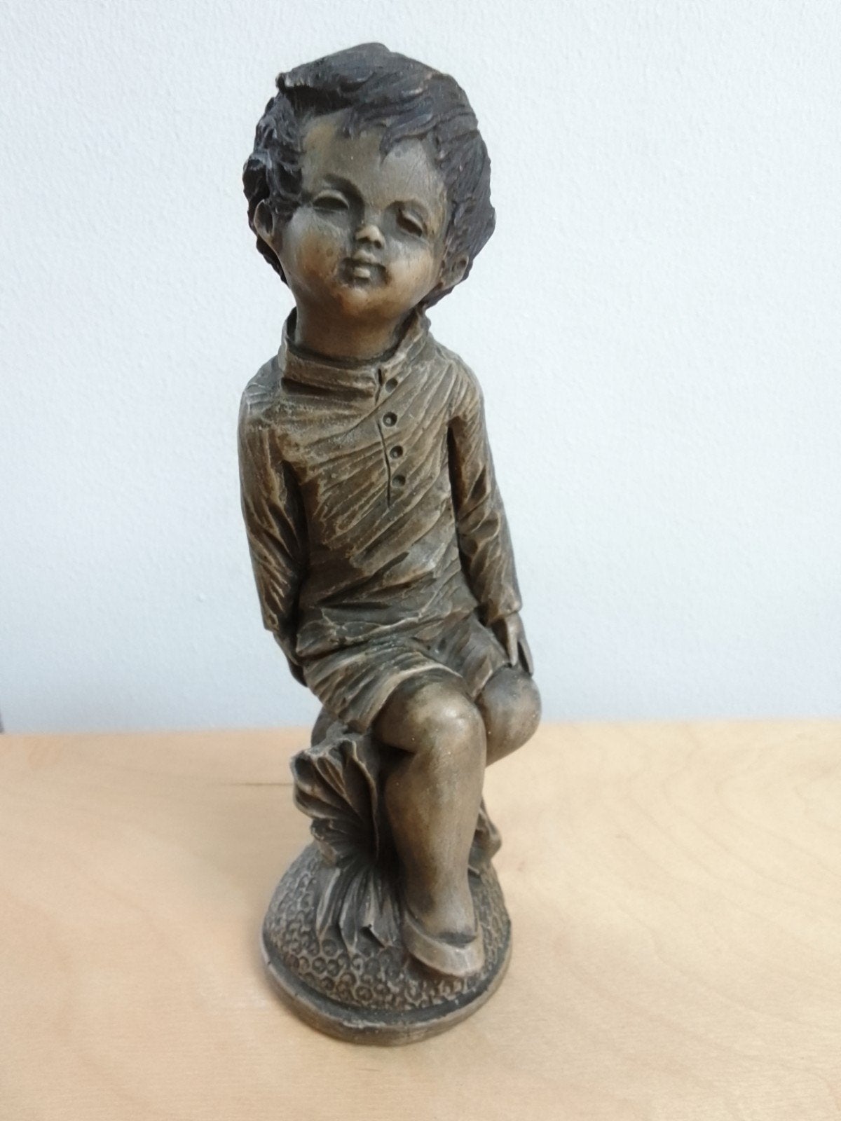 Beeldje 'Jongetje op boomstronk ', ASV, vintage, kunsthars, Verzamelen, Ophalen of Verzenden, Zo goed als nieuw, Mens