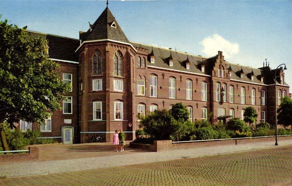 Sneek, St. Antonius Ziekenhuis - 2 vrouwen - 1964 gelopen, Ophalen of Verzenden, 1960 tot 1980, Gelopen, Friesland