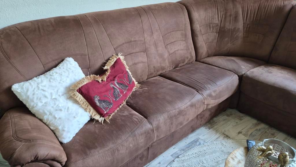 Comfortabele bruine suede-look hoekbank, Ophalen, 250 tot 300 cm, Gebruikt, Minder dan 75 cm