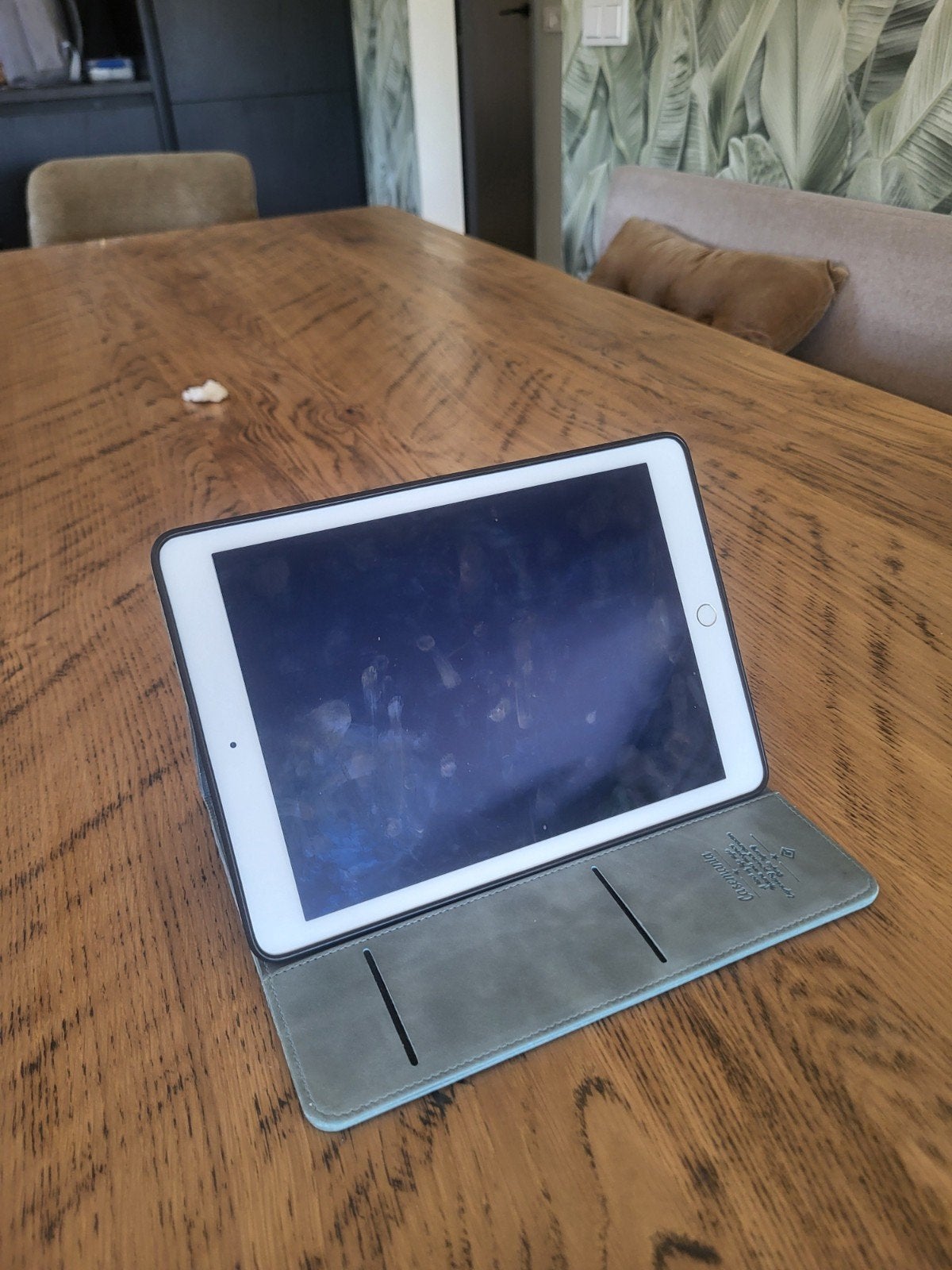 ipad air 2 64 GB met hoes en stekker, 10 inch, Apple iPad Air, Ophalen of Verzenden, Zo goed als nieuw