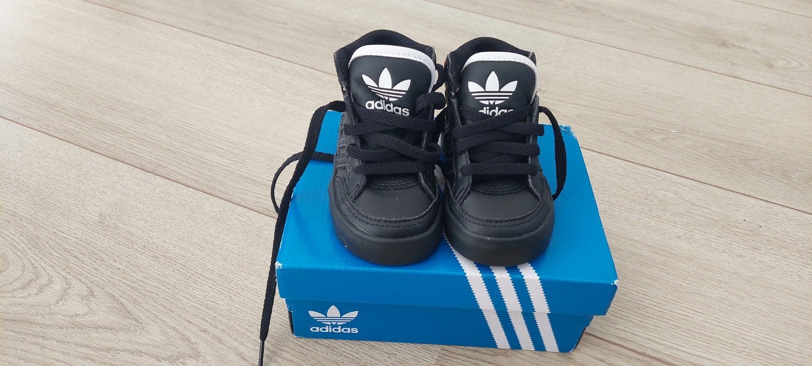 Nieuw adidas sneakers - Maat 19, Ophalen, Adidas, Jongen of Meisje, Schoenen