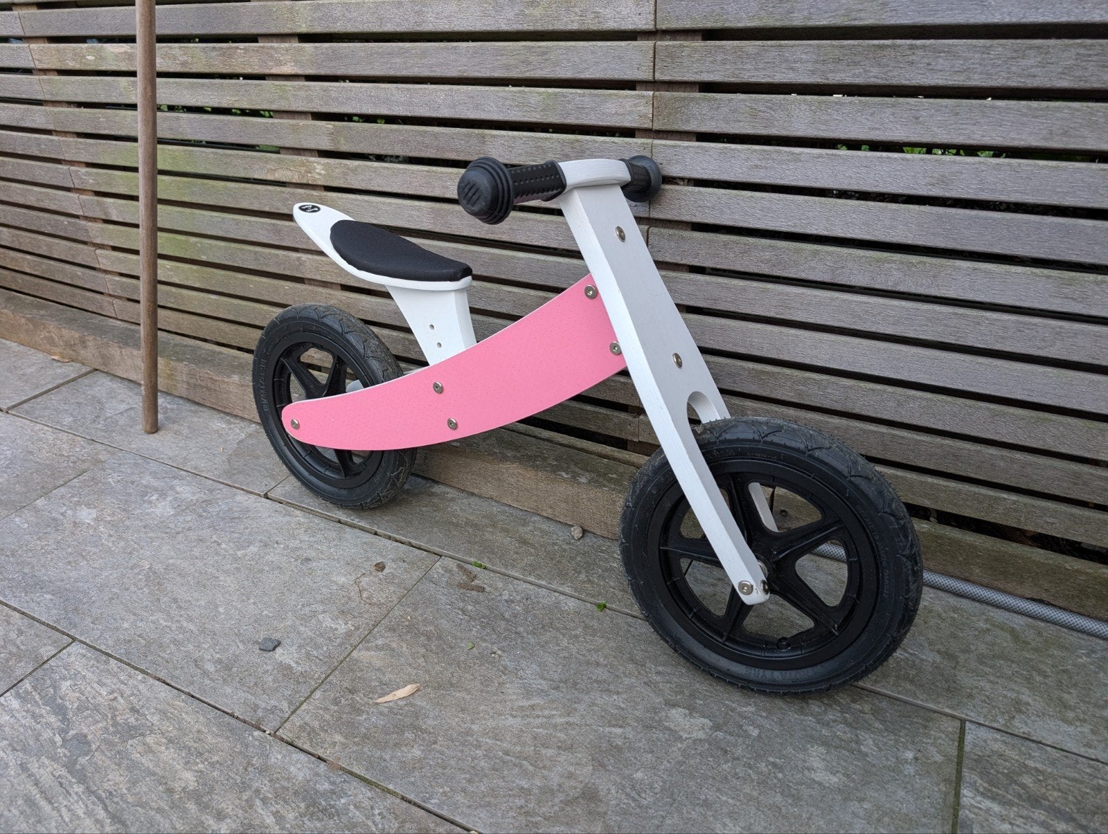 Houten loopfiets roze/wit - Ideaal voor uw (klein)kind!