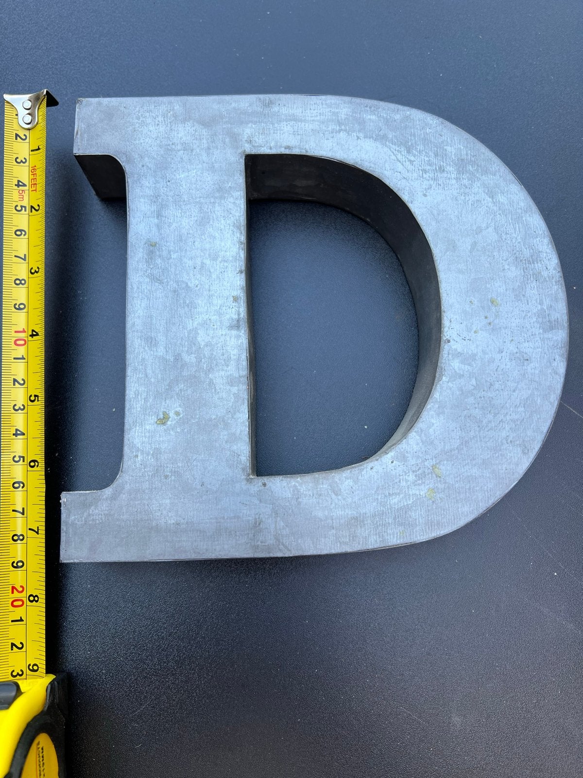 Metalen letter D - Vintage decoratie, Gebruikt, Ophalen of Verzenden, Metaal, Grijs