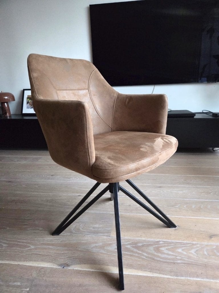 Cognac kleurige armstoel met zwart metalen draaivoet, Ophalen, Gebruikt, Bruin, Stof