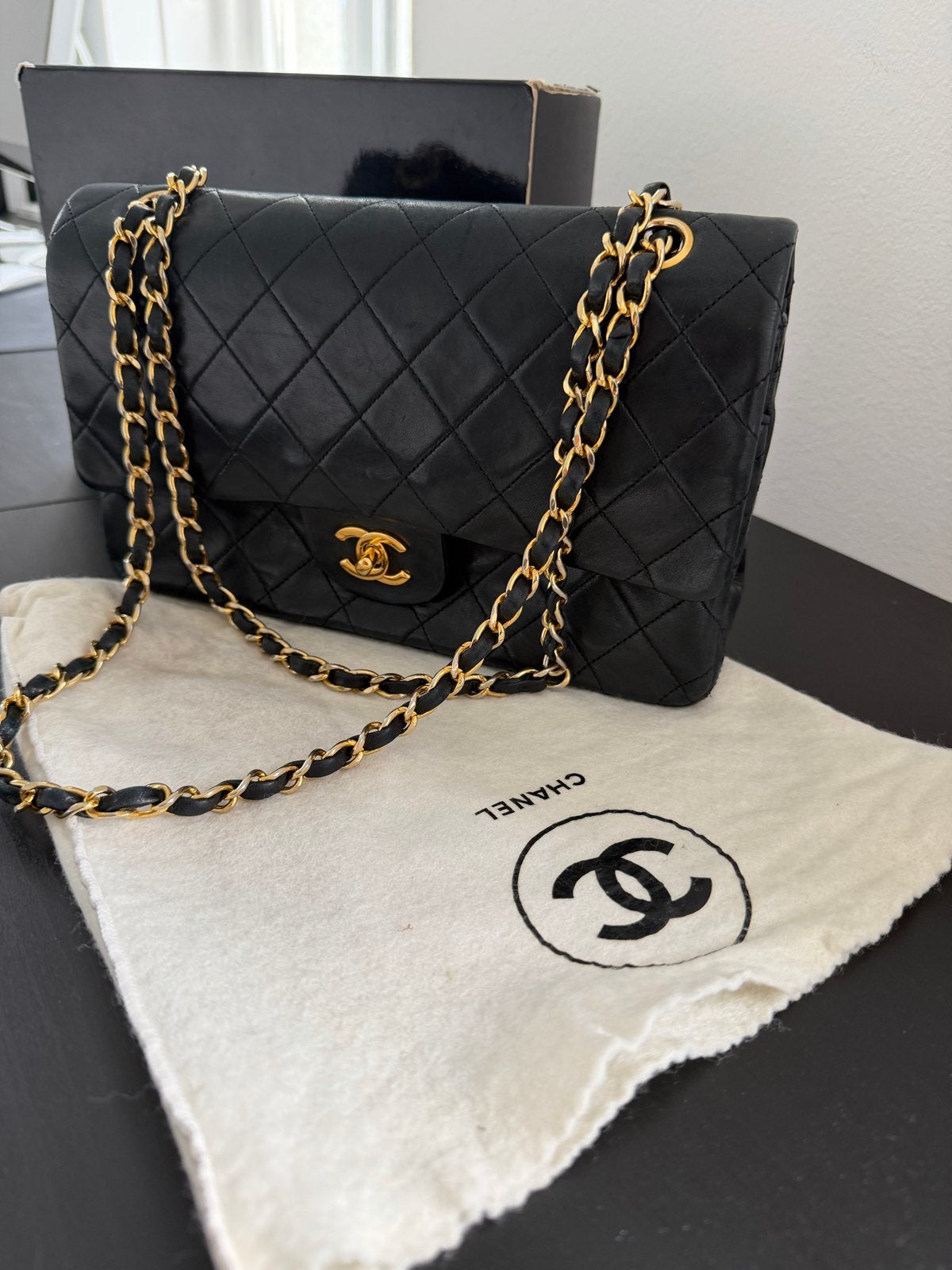 CHANEL CC Medium Flap Bag – Vintage | 24K Gold Hardware, Ophalen of Verzenden, Gebruikt, Zwart, Schoudertasje