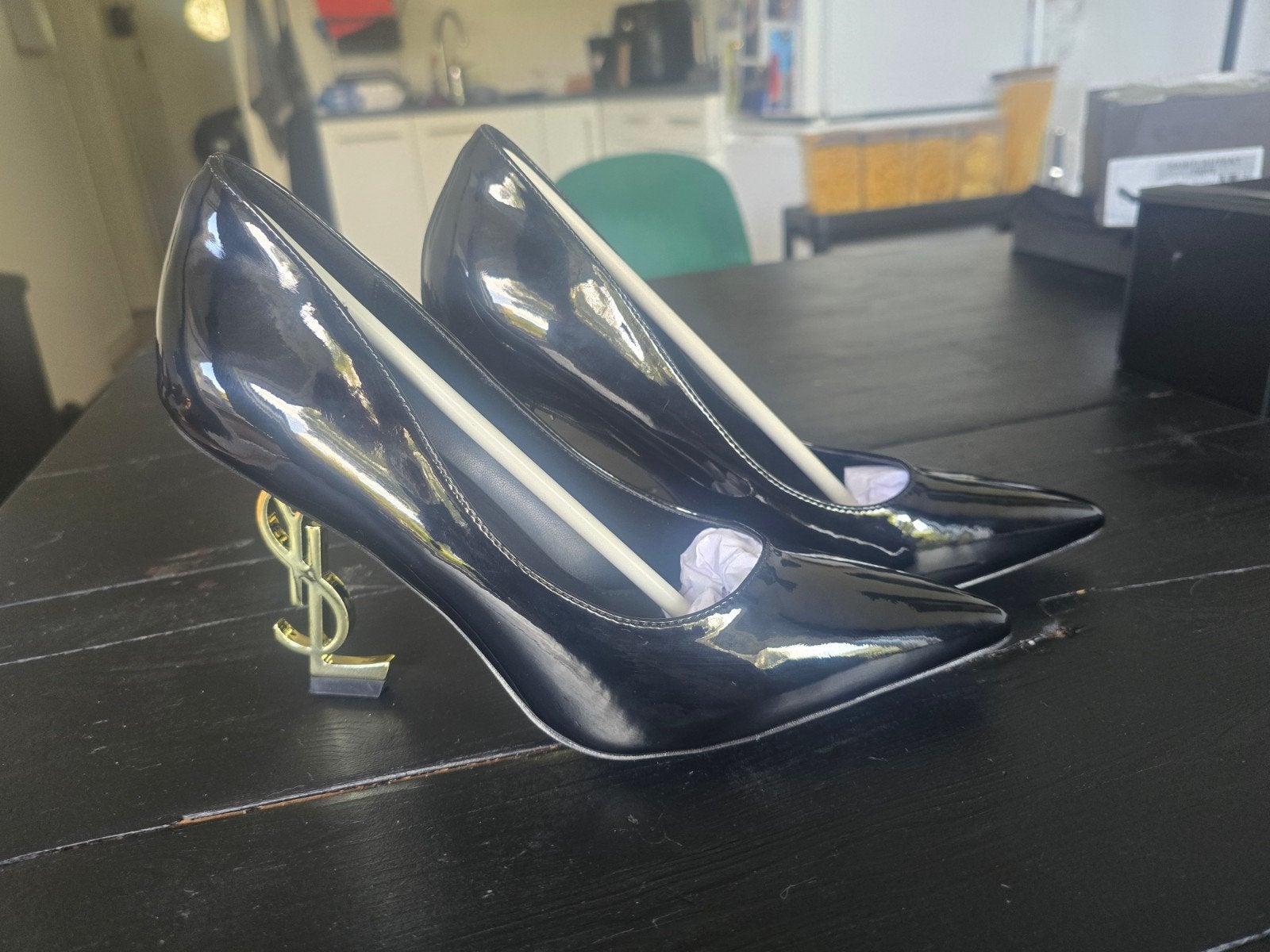Pumps met gouden hak, Ophalen