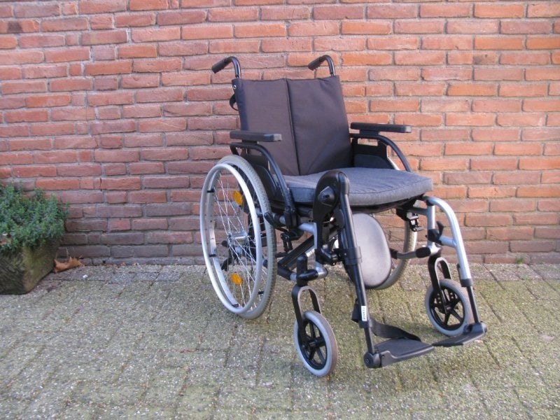 Breezy Basix 2 rolstoel 47cm De druksteunen zijn verstelbaar, Ophalen, Inklapbaar, Zo goed als nieuw, Duwrolstoel