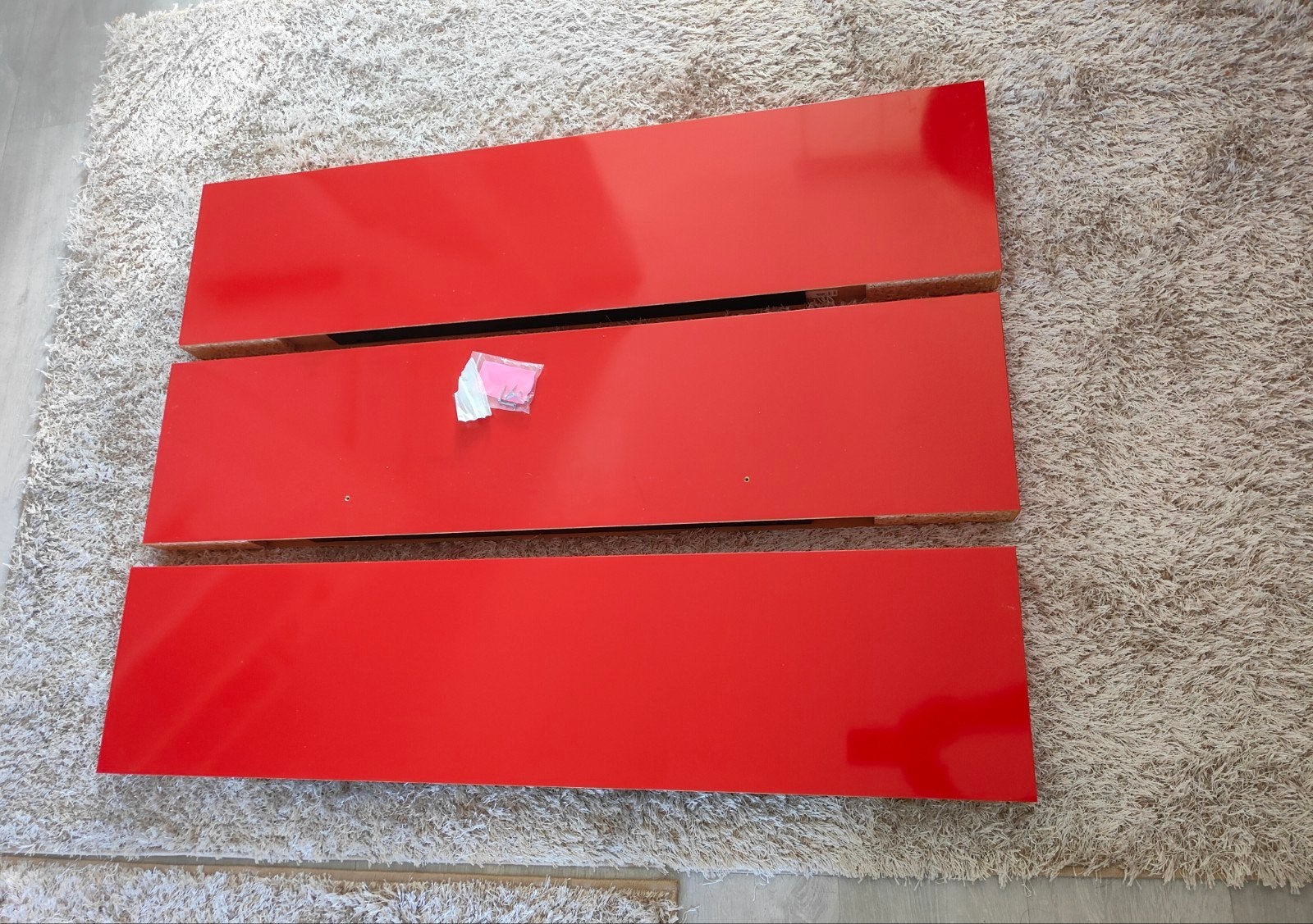 Drie rode wandplanken van 110 cm bij 26 cm, inclusief schroe, Ophalen, Zo goed als nieuw