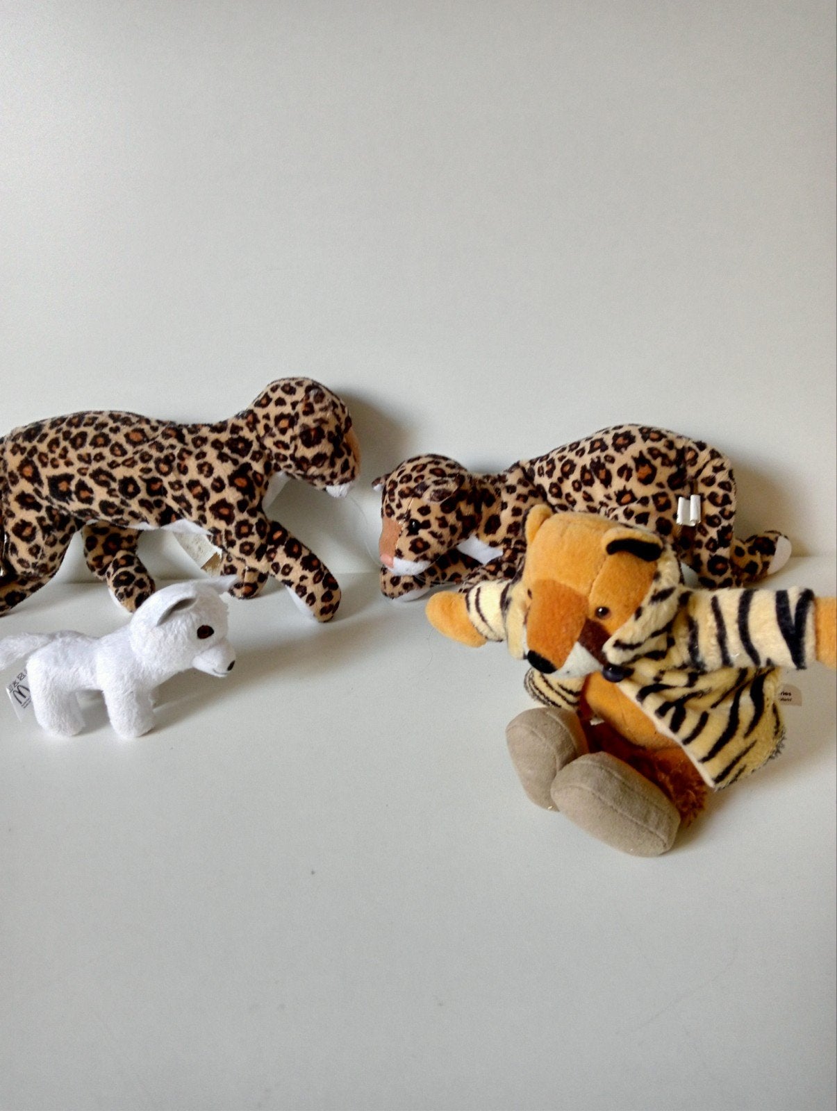 Diverse knuffels: luipaarden, witte pup en tijgerbeer, Overige typen, Ophalen of Verzenden, Zo goed als nieuw, Meerkleurig