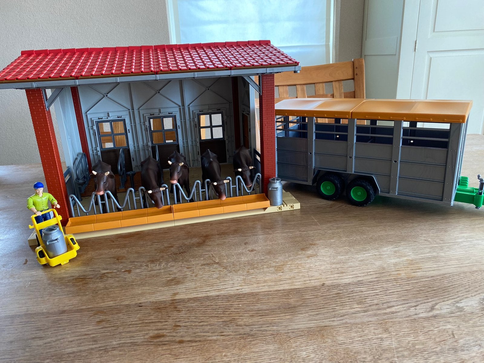 Koeienstal van bruder met een veewagen en koeien, Ophalen