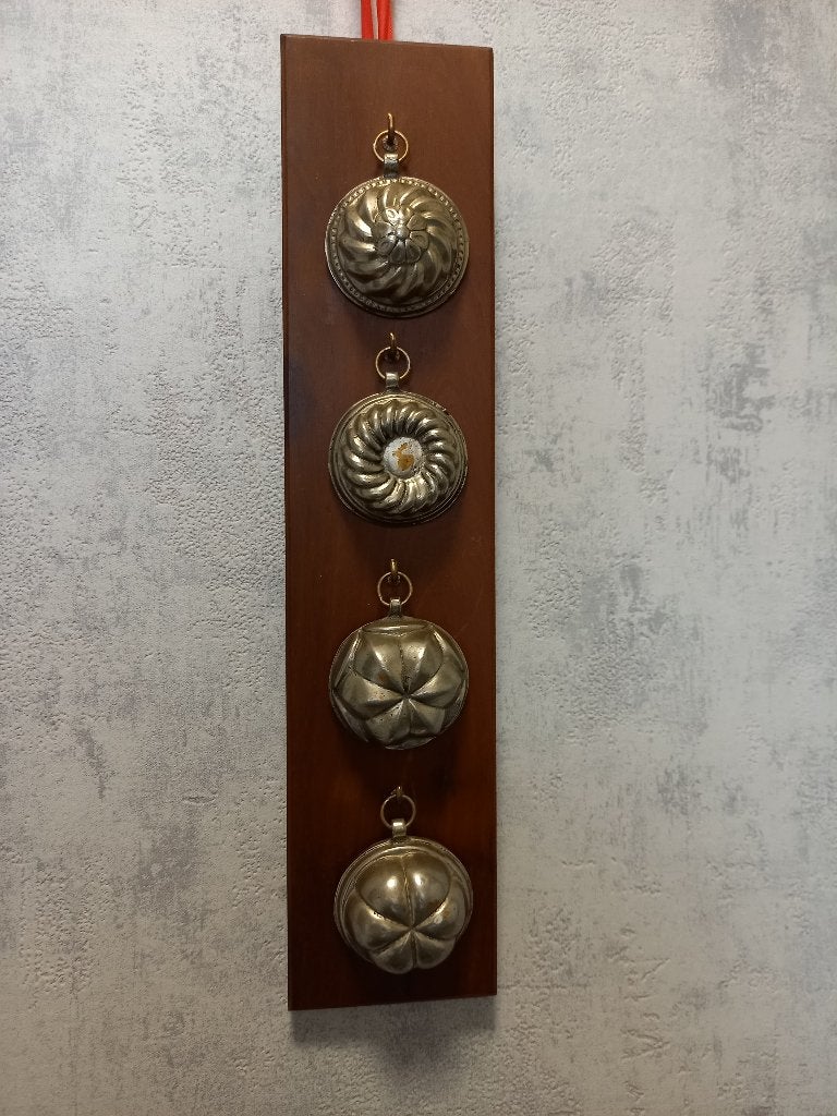 Houten Plank met 4 Vintage Geleivormpjes / Puddingvormpjes, Ophalen of Verzenden