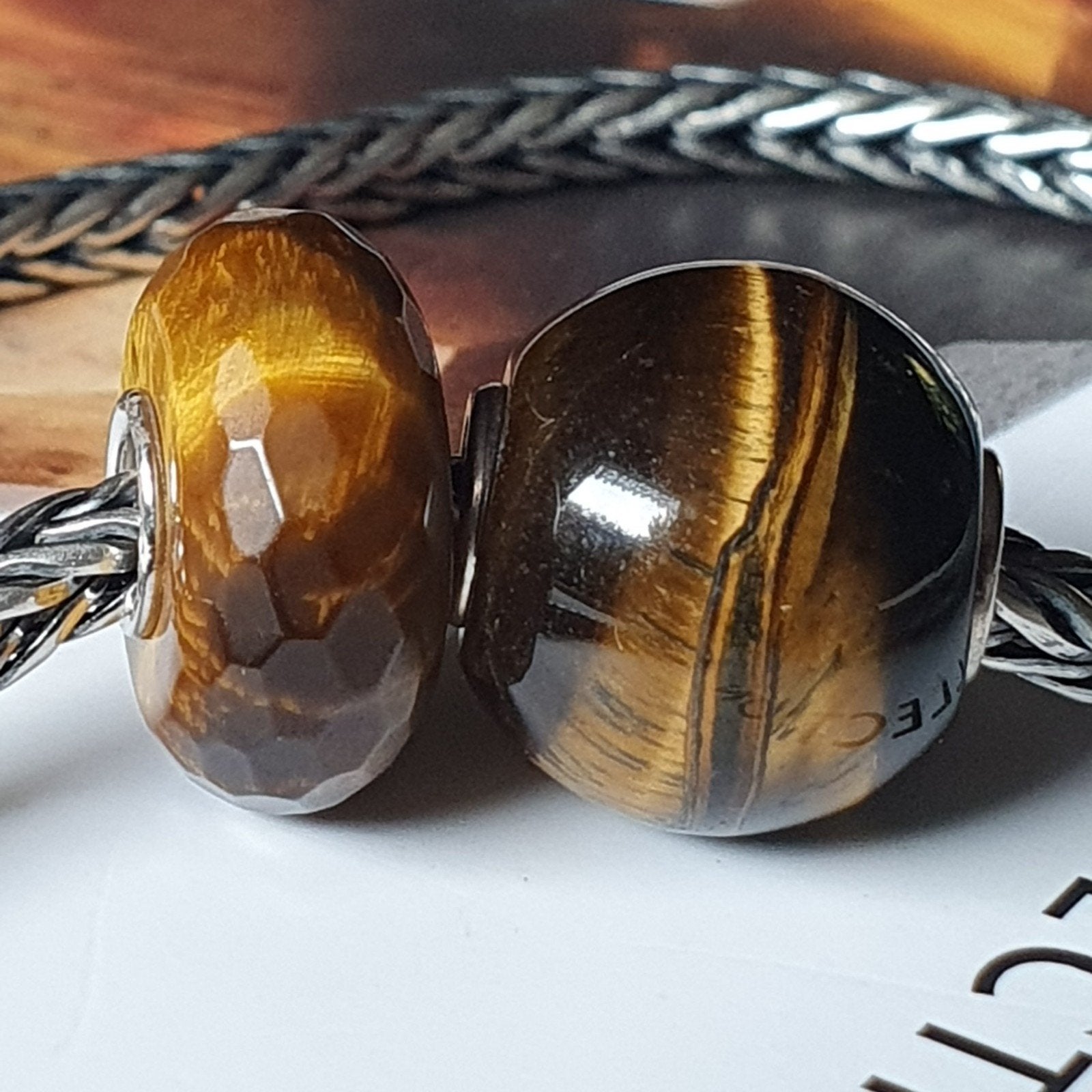 Ronde TijgerOog  Edelsteen Van Elfbeads. Trollbeads, 1 bedel, Ophalen of Verzenden, Zo goed als nieuw, Edelsteen