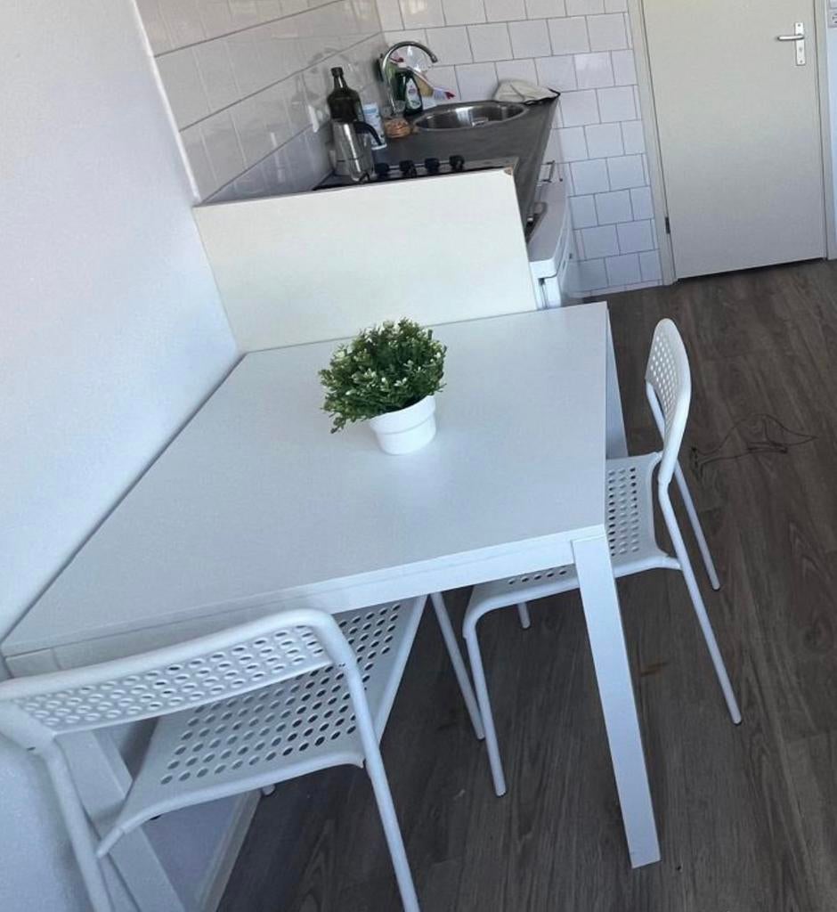 Witte eettafel met twee stoelen - IKEA, Huis en Inrichting, Tafels | Eettafels, Ophalen, Kunststof, Gebruikt, Vierkant
