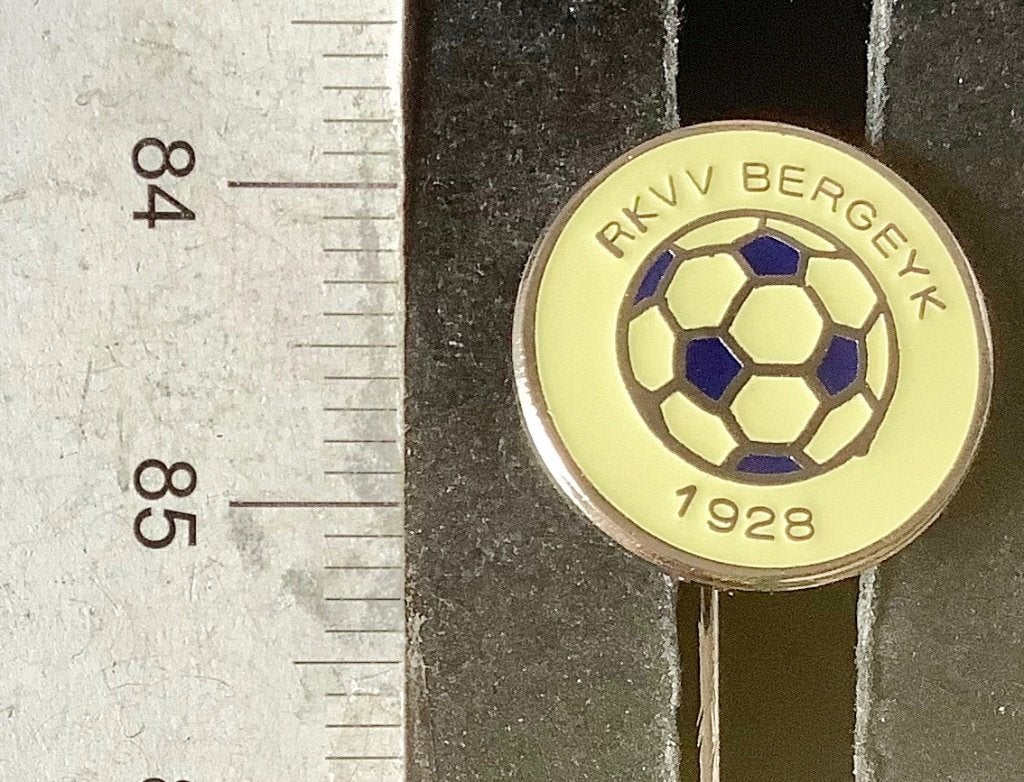 speld, Voetbal. r.k.v.v. Bergeyk 1928, emaille (AR, Ophalen of Verzenden, Gebruikt, Sport, Speldje of Pin