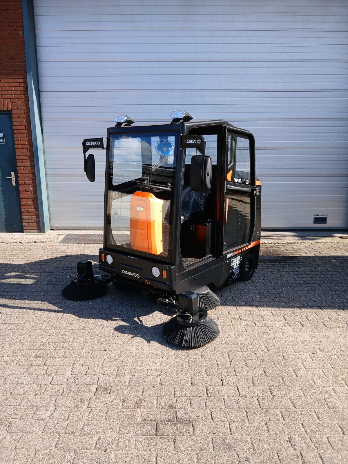 Dewoo Elektrische Veegmachine - Demo Model met Waterfunctie, Ophalen of Verzenden