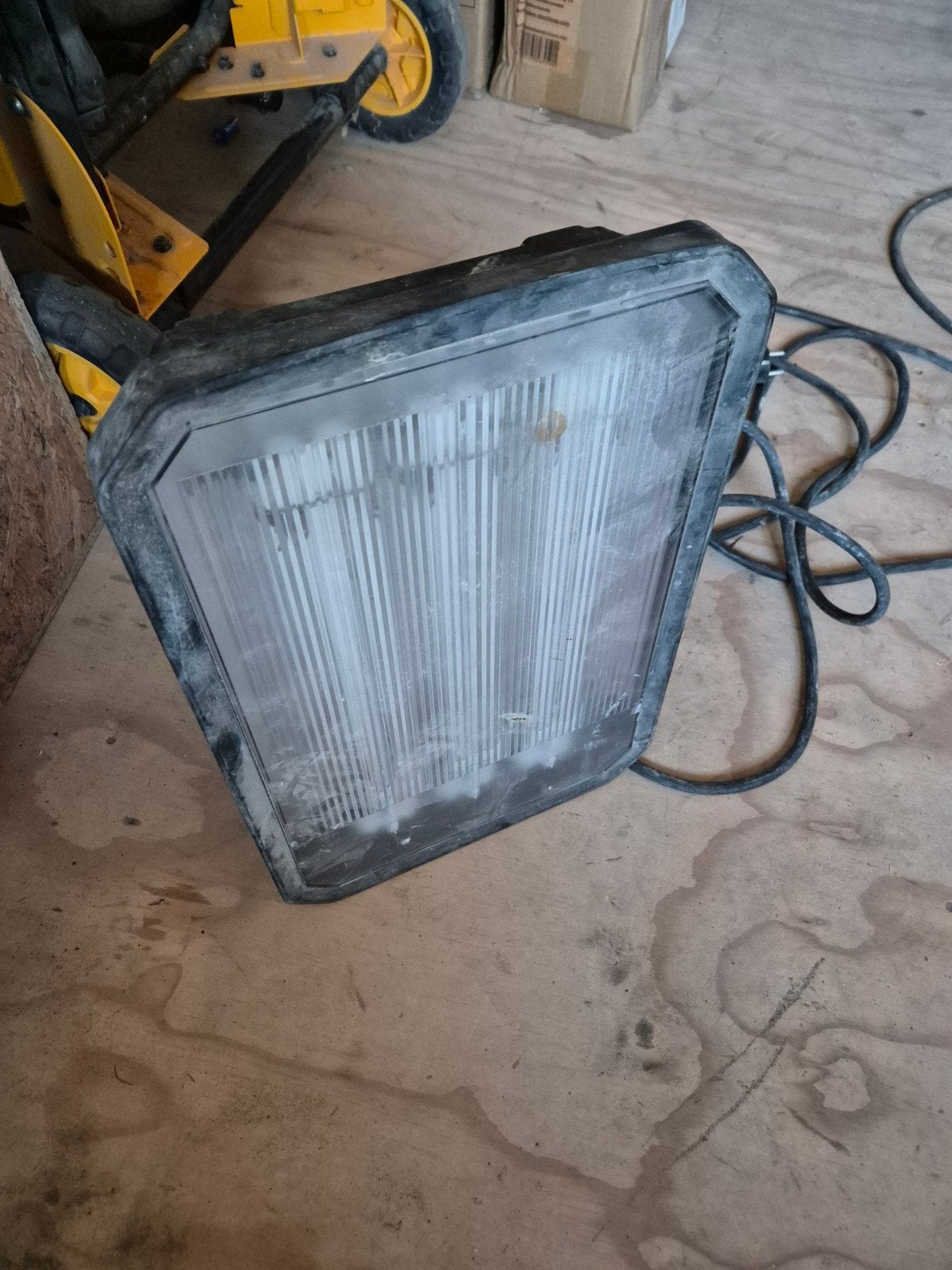 Robuuste weerbestendige bouwlamp met stopcontacten, Doe-het-zelf en Verbouw, Bouwverlichting, Ophalen of Verzenden, Gebruikt, 50 tot 200 watt