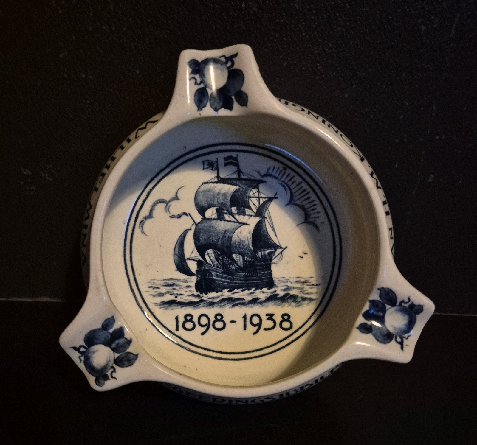 Asbak Kon. Wilhelmina 1898-1938 Societe Ceramique, Ophalen of Verzenden, Gebruikt, Servies