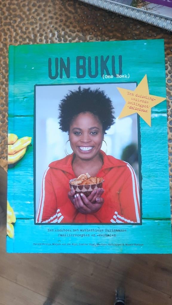 Un buku Surinaams kookboek, Boeken, Ophalen of Verzenden, Zo goed als nieuw