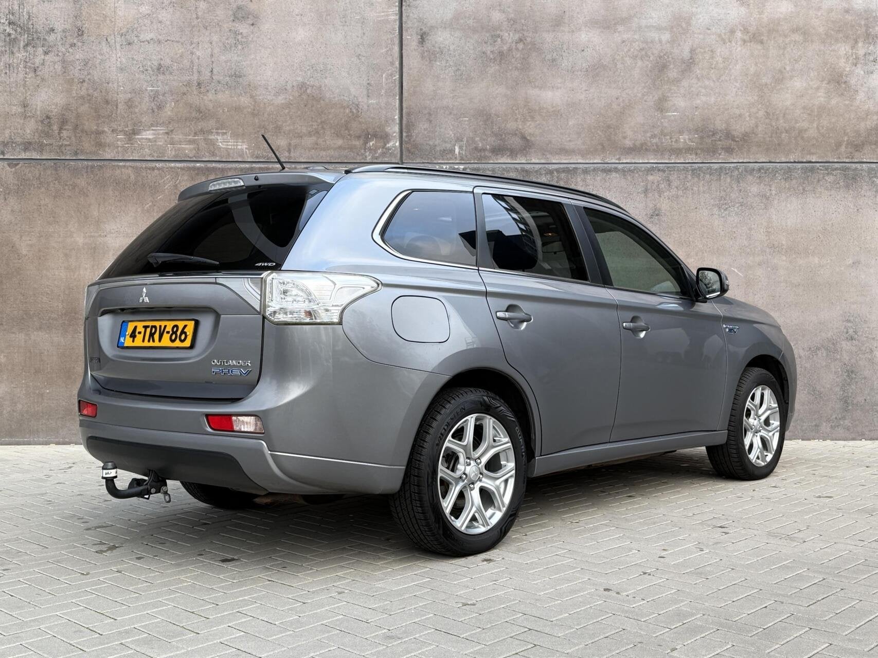 Mitsubishi Outlander 2.0 PHEV Instyle | Trekhaak | Dealer on, Auto's, Zwart, 4 cilinders, Met garantie (alle), Bedrijf