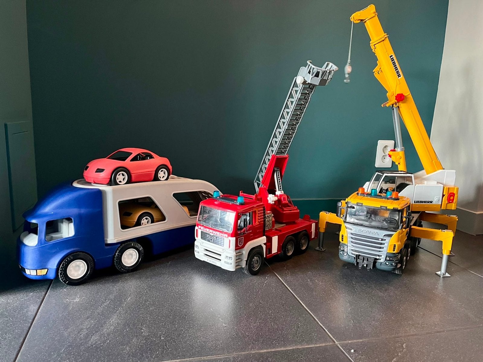 Blauwe autotransporter met auto's, Ophalen, Gebruikt