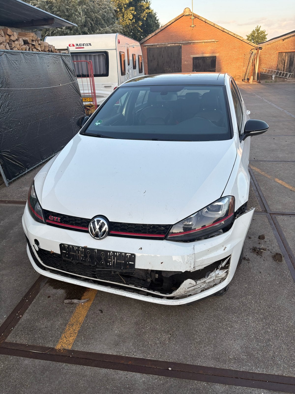 Volkswagen Golf 7 GTI 2017 - Schadevoertuig - Handgeschakeld, Ophalen, Volkswagen, Wit, Handgeschakeld
