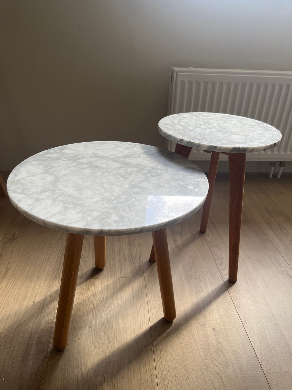 Set van 2 marmeren bijzettafels met houten poten, Ophalen, Minder dan 55 cm, Gebruikt, Rond