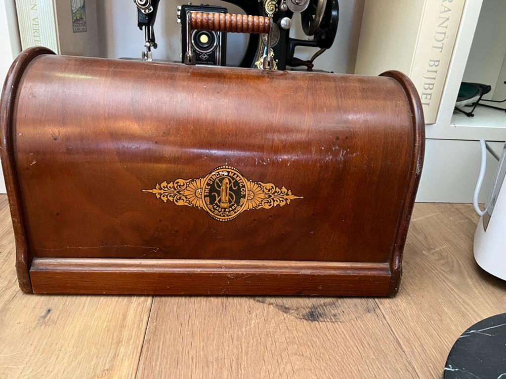 Antieke Singer Naaimachine met Houten Kap, Ophalen