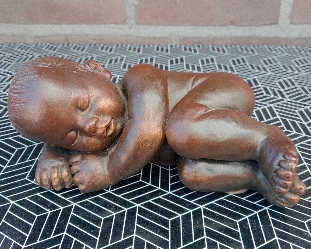 Verbronzen beeldje slapende baby - gesigneerd Yourin A., Ophalen