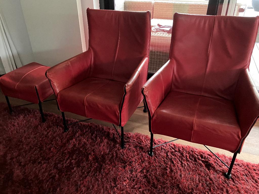 Montis Charly fauteuil (2x) (cherry) rood leder met hocker, Huis en Inrichting, Fauteuils, Ophalen, 50 tot 75 cm, Design klassieker van Montis