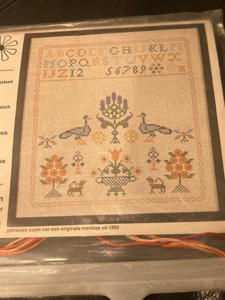 Vintag nieuw DMC borduurpakket Pako Traditionele Merklap, Ophalen of Verzenden, Nieuw, Borduurpakket