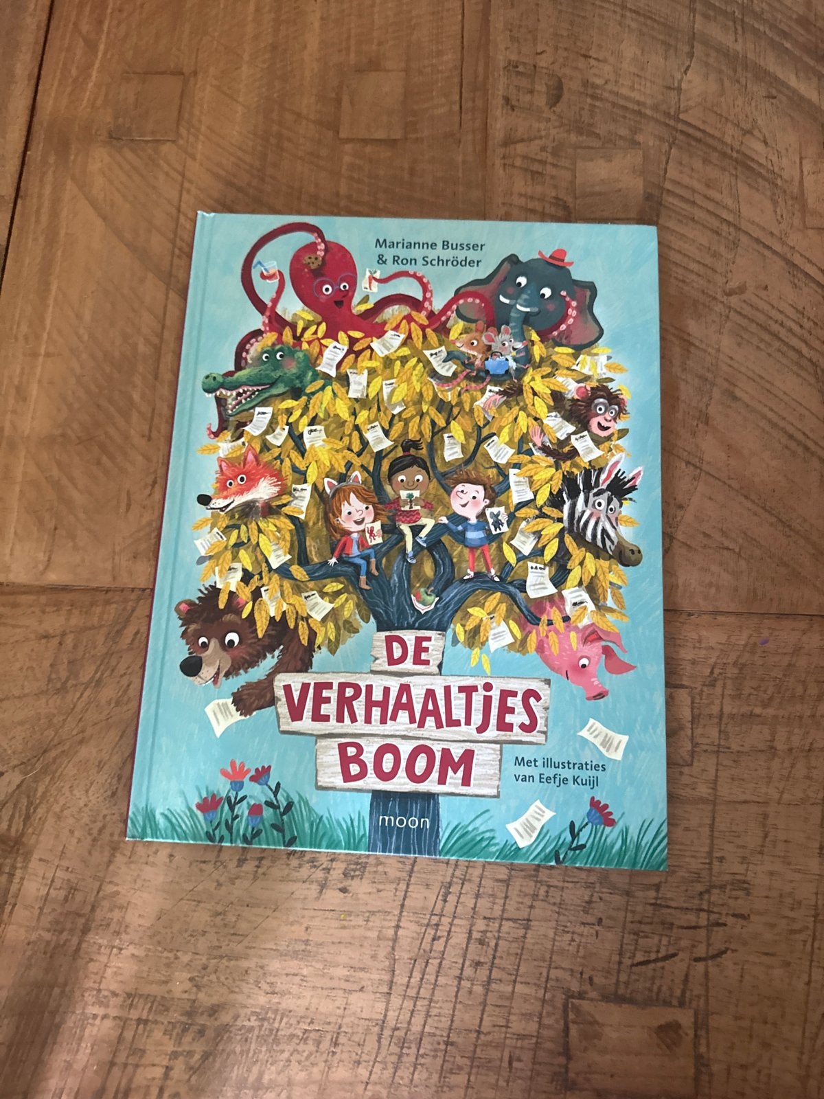 De Verhaaltjesboom - Marianne Busser & Ron Schröder, Boeken, Ophalen, Zo goed als nieuw, Sprookjes