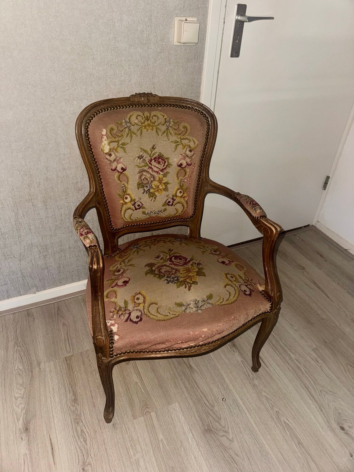 Klassieke Louis XV-stijl fauteuil met gobelin bekleding, Ophalen