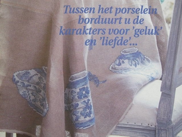 Borduurpatroon  Servies Blauw op kleed   nr 9916 do, Verzenden, Nieuw, Handborduren, Patroon