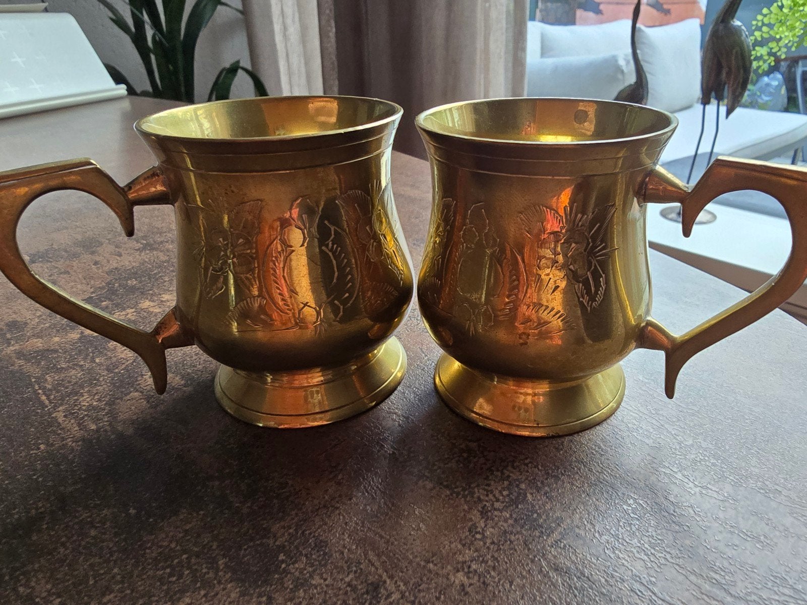 Set van 2 vintage messing bekers met gravering – Handgemaakt, Antiek en Kunst, Antiek | Koper en Brons, Ophalen of Verzenden