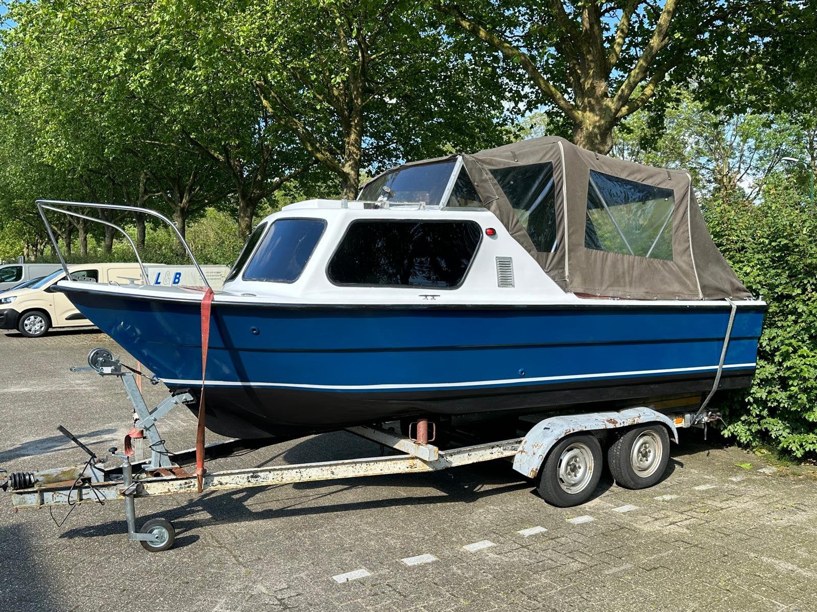 Vernieuwde kajuitboot 40 PK, Watersport en Boten, Kajuitboot, Buitenboordmotor, 5 m, Zo goed als nieuw