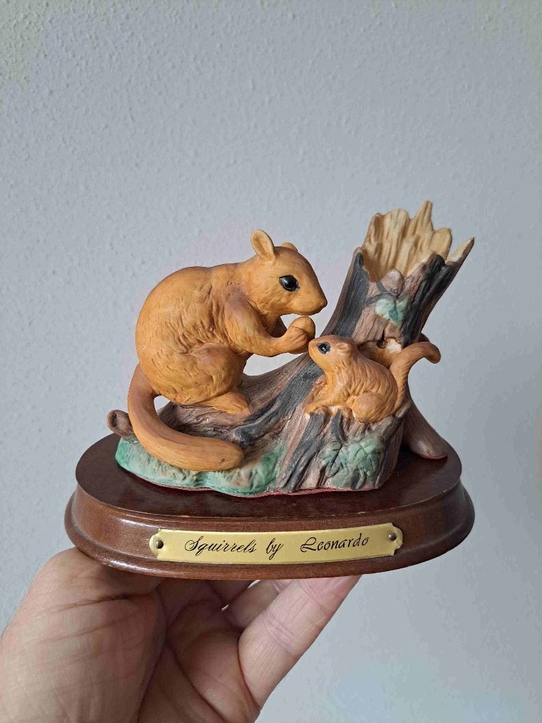 Eekhoorn met Jong en stronk Porselein Houten Voet Leonardo, Ophalen of Verzenden, Zo goed als nieuw, Wild dier, Beeldje of Figuurtje