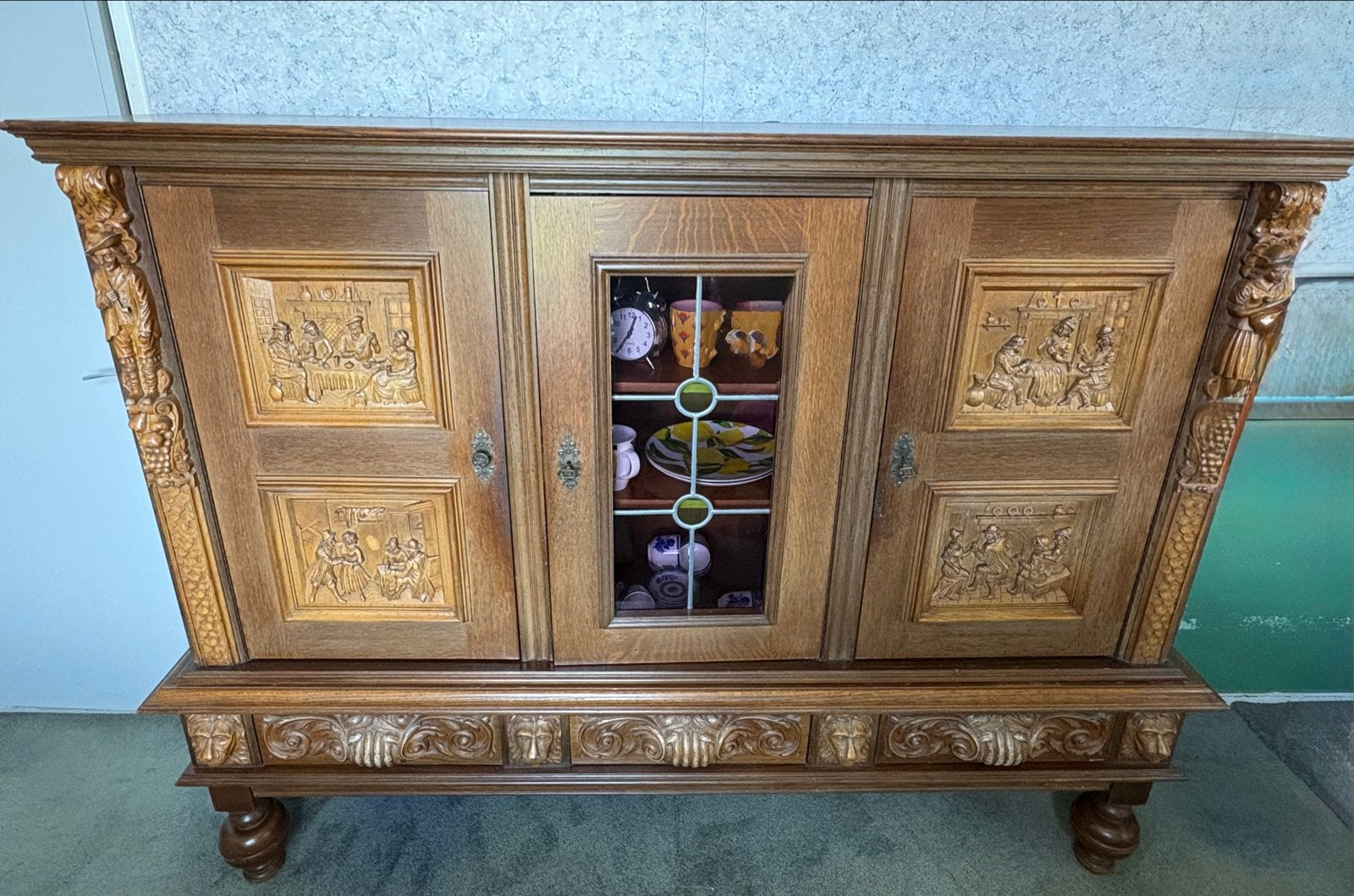 Eiken dressoir met houtsnijwerk en glas-in-lood, Ophalen
