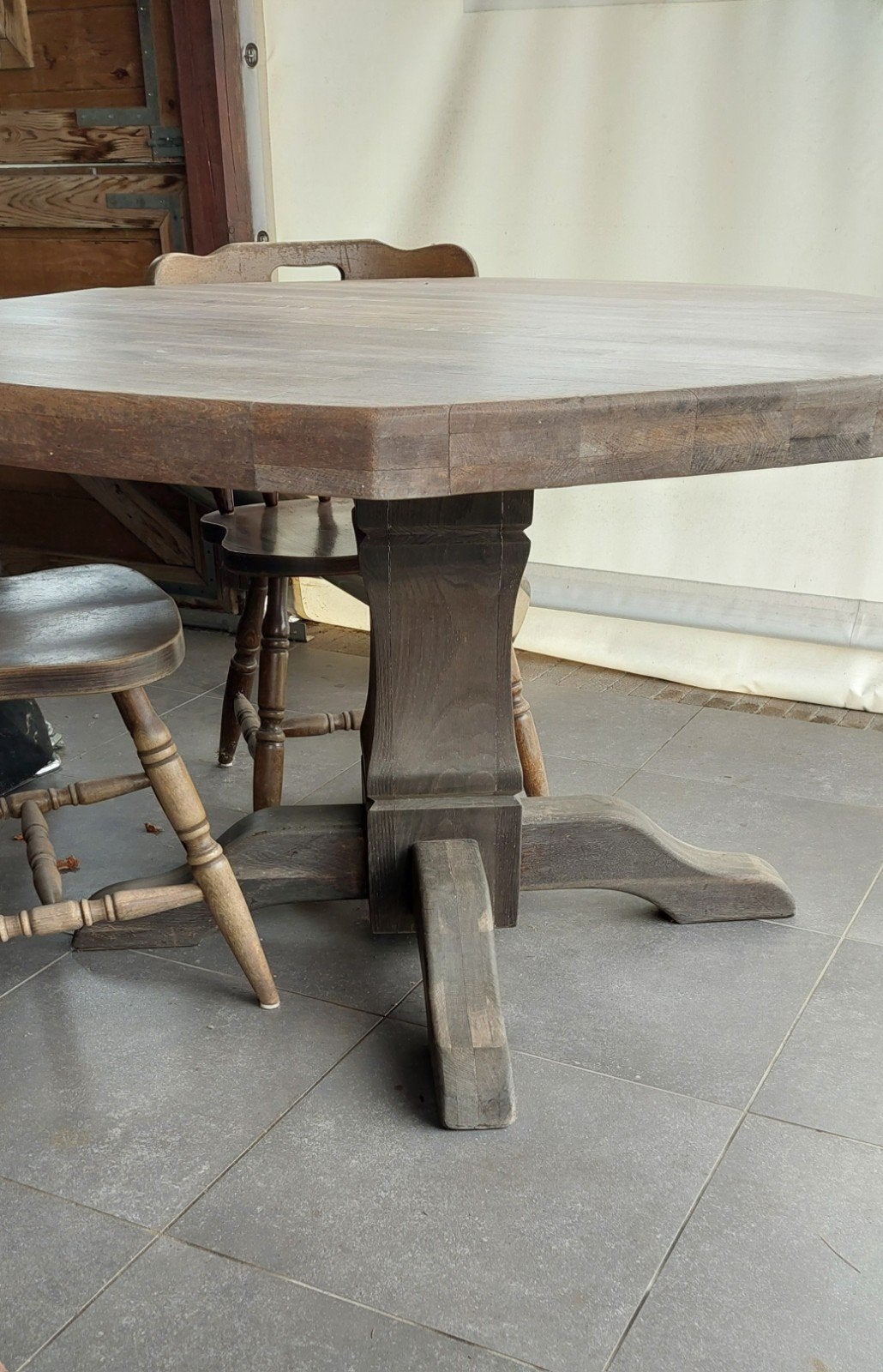Landelijke ( rond )  achthoekige eiken tafel - geleefde look, Huis en Inrichting, Ophalen, Gebruikt, Landelijk, Vijf personen of meer