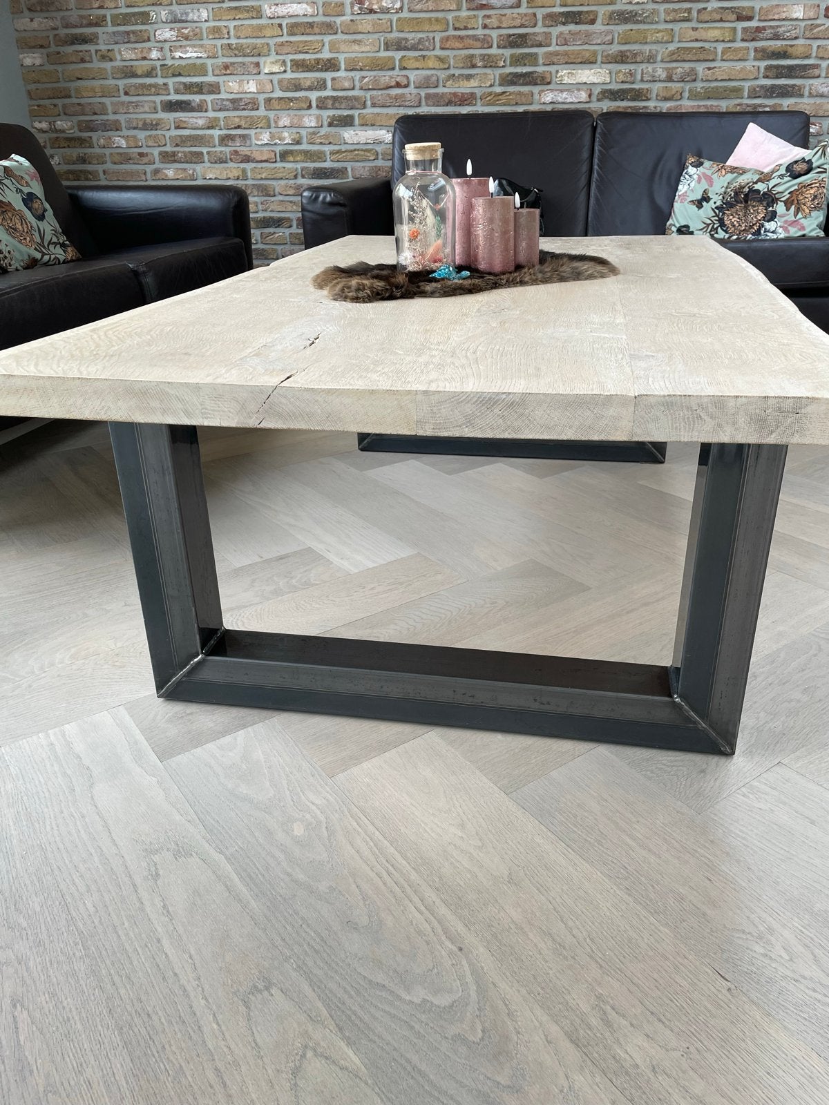 Foto 3 van Handgemaakte Salontafel: Eiken Blad & IJzeren Onderstel