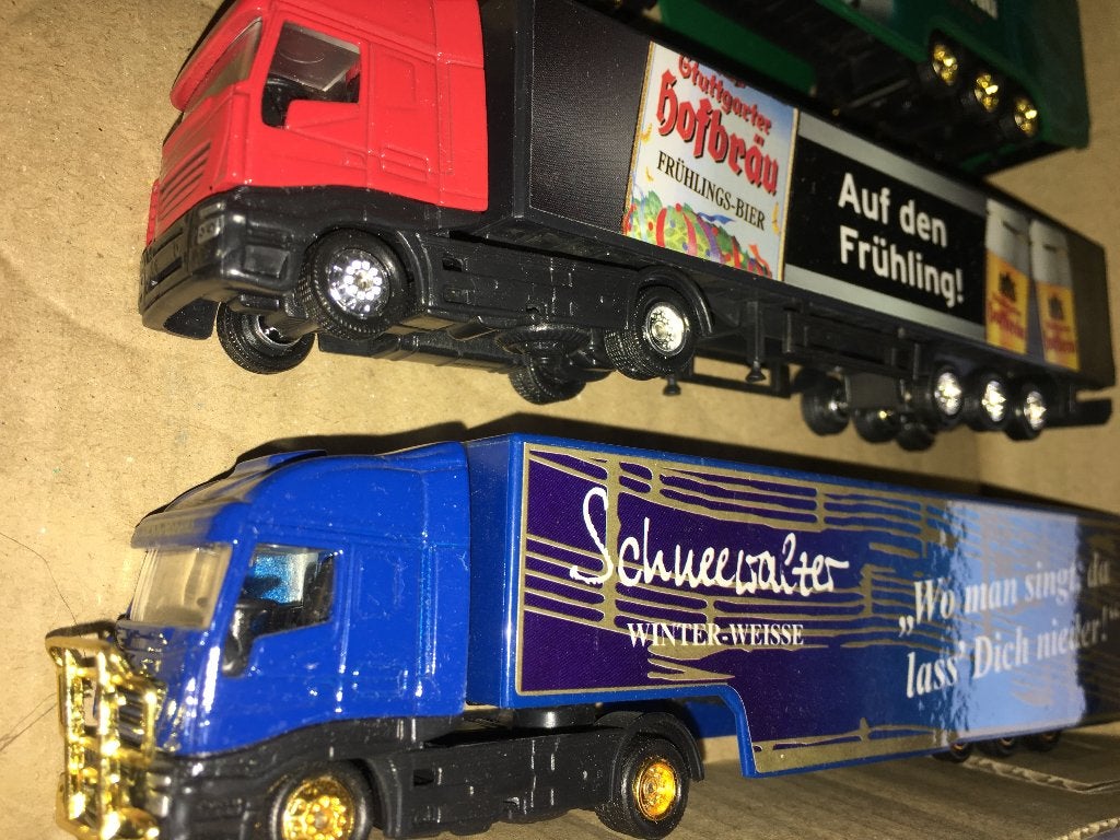 2x Iveco Stralis 1:87: Hofbrau + Schneewalzer Winter-Weisse, Ophalen of Verzenden, Nieuw, Bus of Vrachtwagen, Overige merken