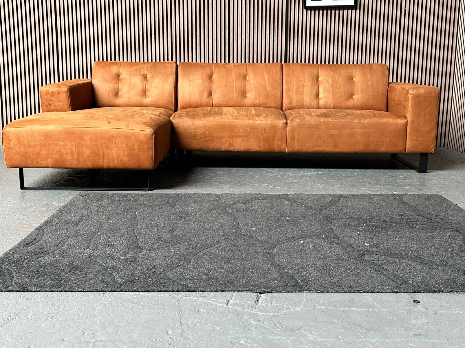 GRATIS LEVERING Loungebank Cognac 304X164 GEREINIGD, Huis en Inrichting, Modern loungebank den bommel cognac, Hoekbank, 300 cm of meer
