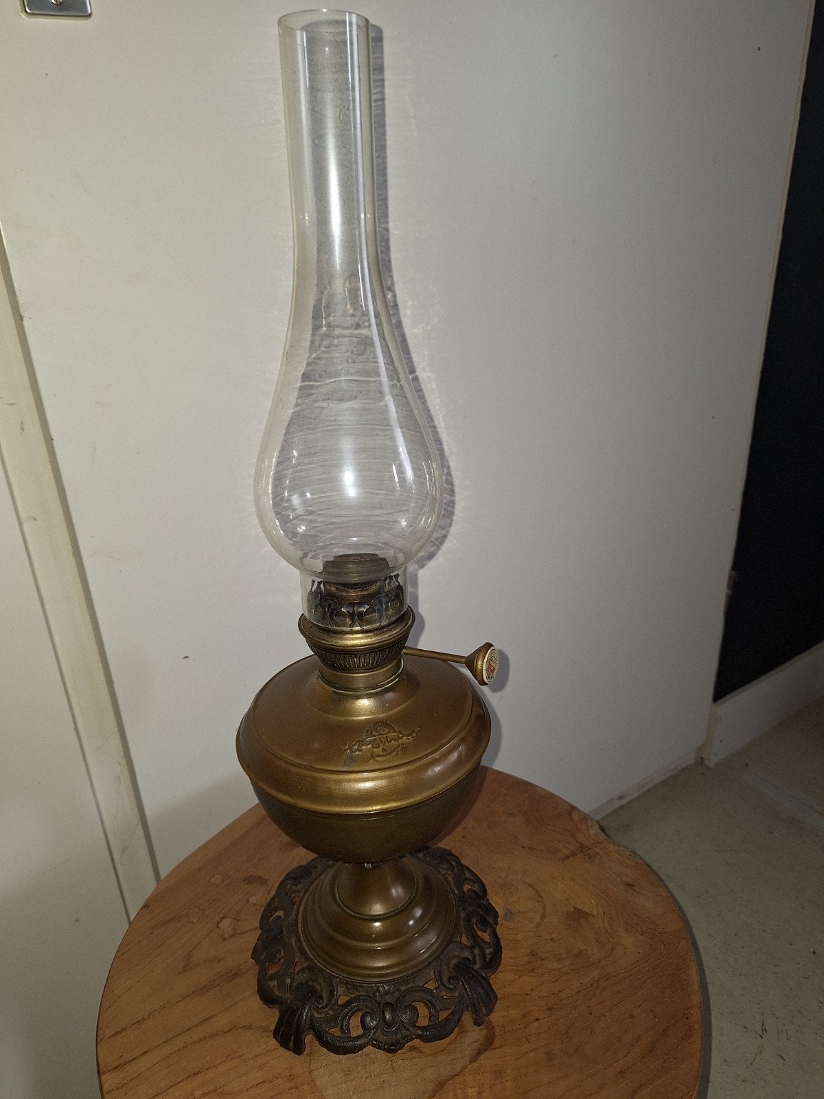 Antieke koperen olielamp met gietijzeren voet, Antiek en Kunst, Antiek | Lampen, Ophalen of Verzenden