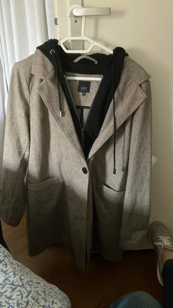 Stoere jas met zwart binnen stuk en capuchon, Ophalen of Verzenden, Zo goed als nieuw, Maat 42/44 (L), Bruin
