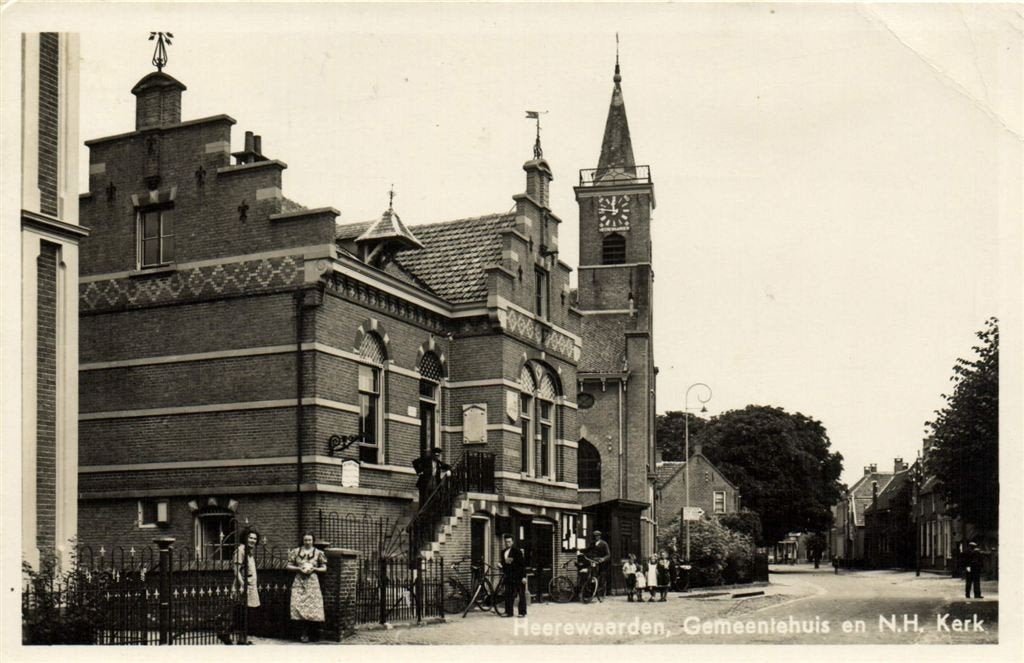 Heerewaarden, Gemeentehuis en N.H. Kerk - B-keus - gelopen, Ophalen of Verzenden, 1940 tot 1960, Gelopen, Noord-Brabant