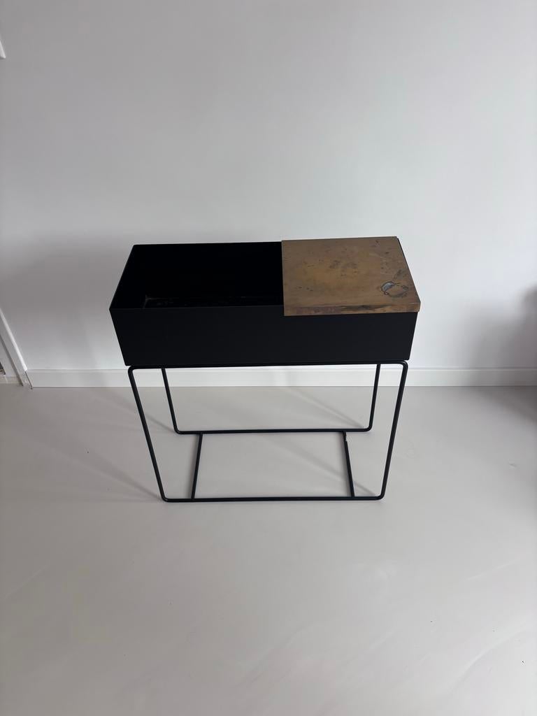 Ferm Living Plantbox zwart met messing dienblad, Huis en Inrichting, Ophalen of Verzenden, Metaal, Scandinavisch, Gebruikt